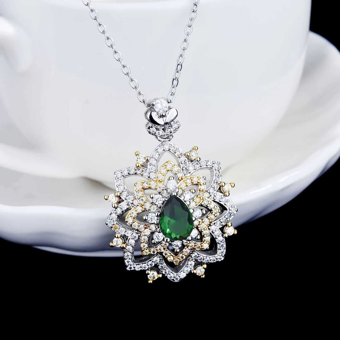 Women's Necklace in 18K Gold with Natural Emerald