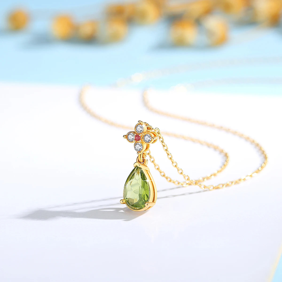 Pendant in 18K Yellow Gold with Peridot and Diamonds - Gota d'Água Design