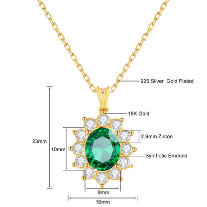 Women's Necklace in 18K Gold with Emerald and Diamonds - Oval Design