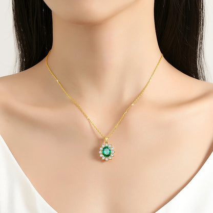 Women's Necklace in 18K Gold with Emerald and Diamonds - Oval Design