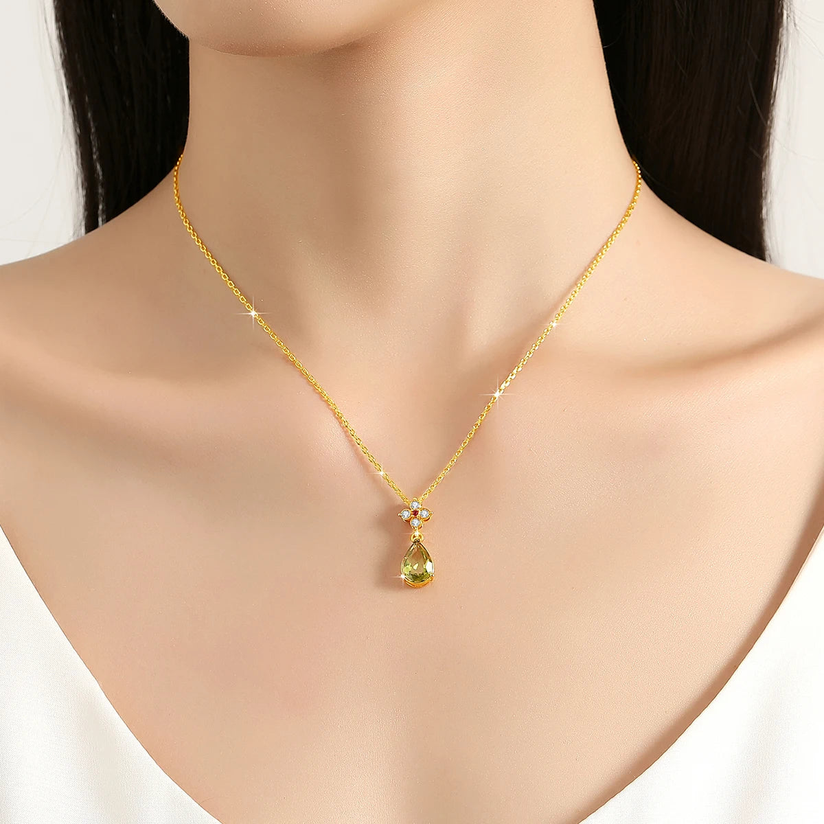 Pendant in 18K Yellow Gold with Peridot and Diamonds - Gota d'Água Design